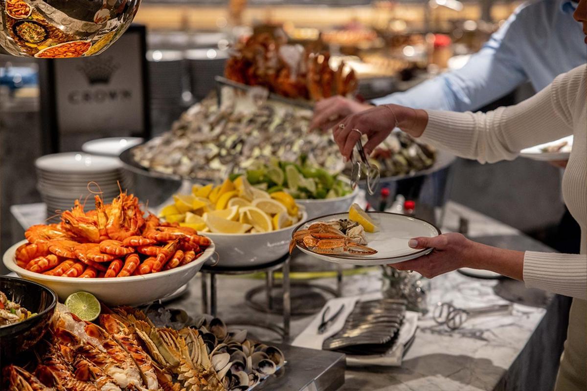 Hotel Crown Towers Sydney Exteriér fotografie A buffet at a restaurant